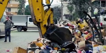 Kötü koku ihbarıyla gidilen evden 30 ton çöp çıktı