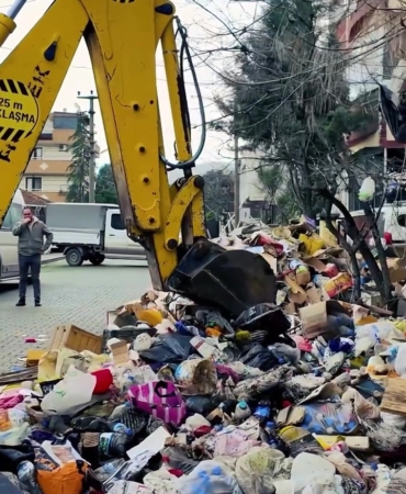 Kötü koku ihbarıyla gidilen evden 30 ton çöp çıktı