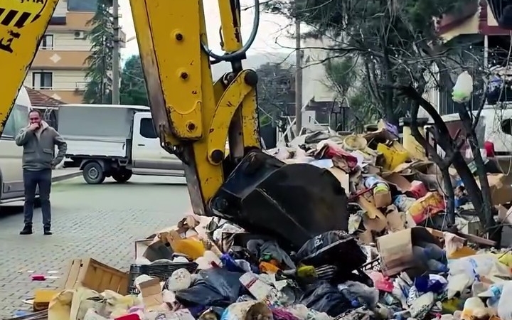 Kötü koku ihbarıyla gidilen evden 30 ton çöp çıktı