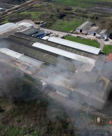 Şekerleme fabrikasında korkutan yangın: Ekipler seferber oldu