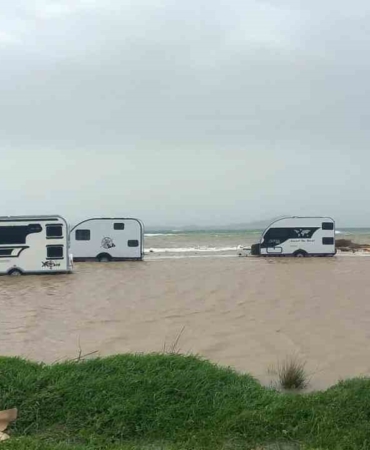 Ezine’de karavanlar su altında kaldı