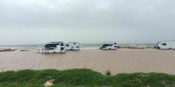 Ezine’de karavanlar su altında kaldı