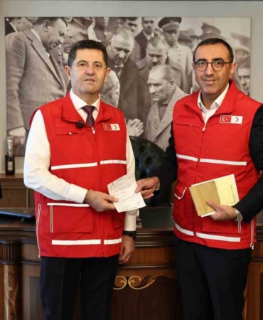 Çekmeköy Belediye Başkanı Orhan Çerkez ve eşinden Gazze’ye destek