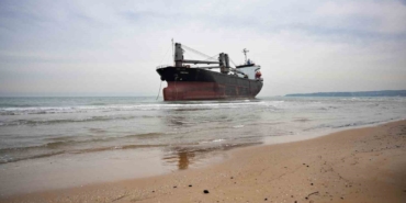 Sarıyer’de karaya oturan gemiyi kurtarma çalışmaları sürüyor