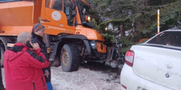 Uludağ yolunda kar küreme aracı otomobille çarpıştı: 2 yaralı