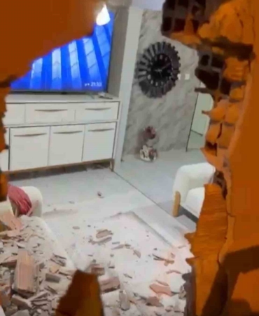 Evinde otururken kamyonetin çarptığı duvarın altında kalarak yaralandı