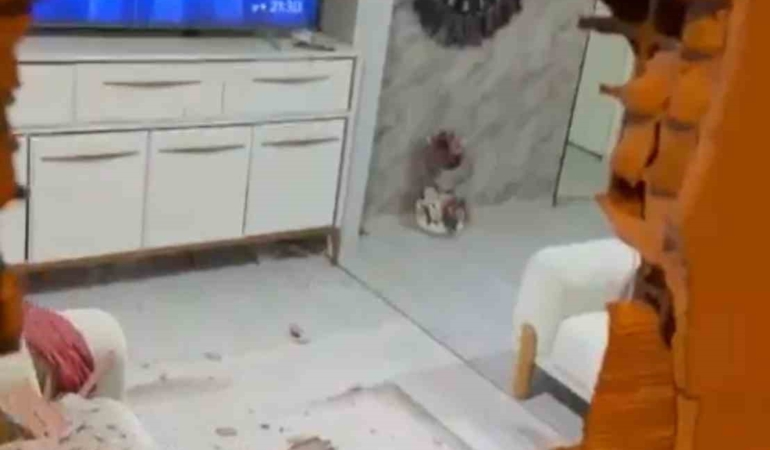 Evinde otururken kamyonetin çarptığı duvarın altında kalarak yaralandı
