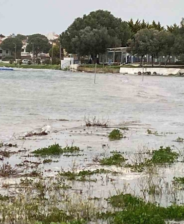 Kuvvetli lodos Ayvalık’ı vurdu