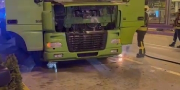 Seyir halindeki tır alev aldı