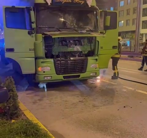 Seyir halindeki tır alev aldı