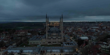 Selimiye Camii’nin minarelerine Ramazan mahyası asıldı