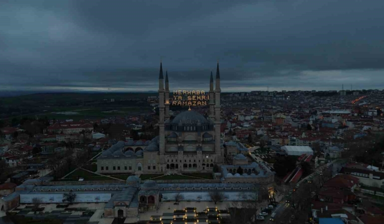 Selimiye Camii’nin minarelerine Ramazan mahyası asıldı