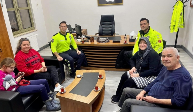 Kazada mağdur aileye polis sahip çıktı