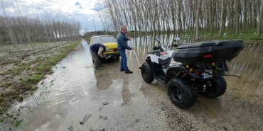 Edirne’de taşkın suları bedava yıkamaya dönüştü: Taşkını fırsata çevirdiler