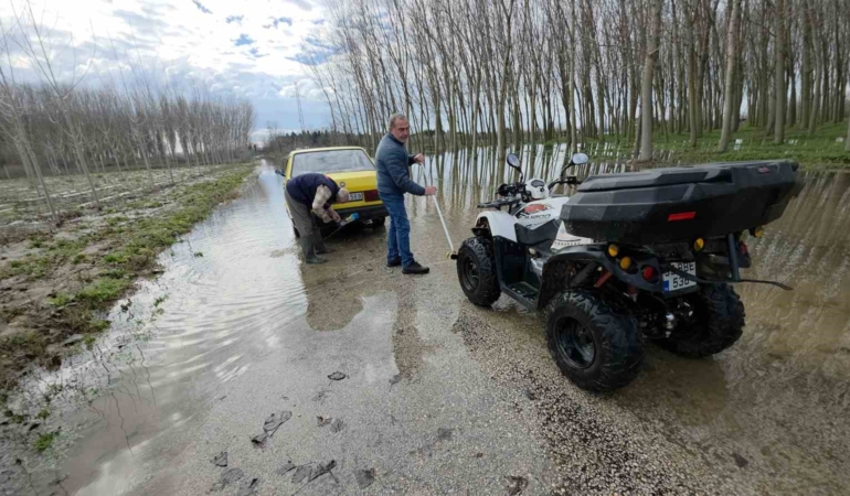 Edirne’de taşkın suları bedava yıkamaya dönüştü: Taşkını fırsata çevirdiler
