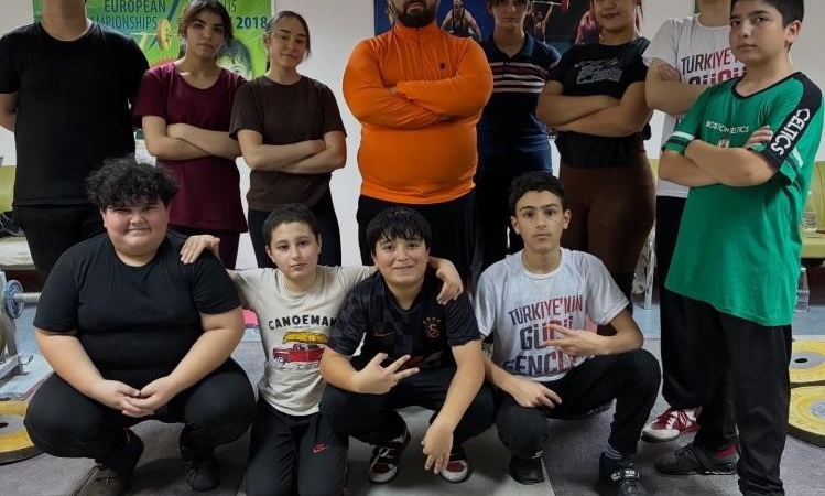 Bilecik’te halter sporcuları gücünü sınırların ötesine taşıyor