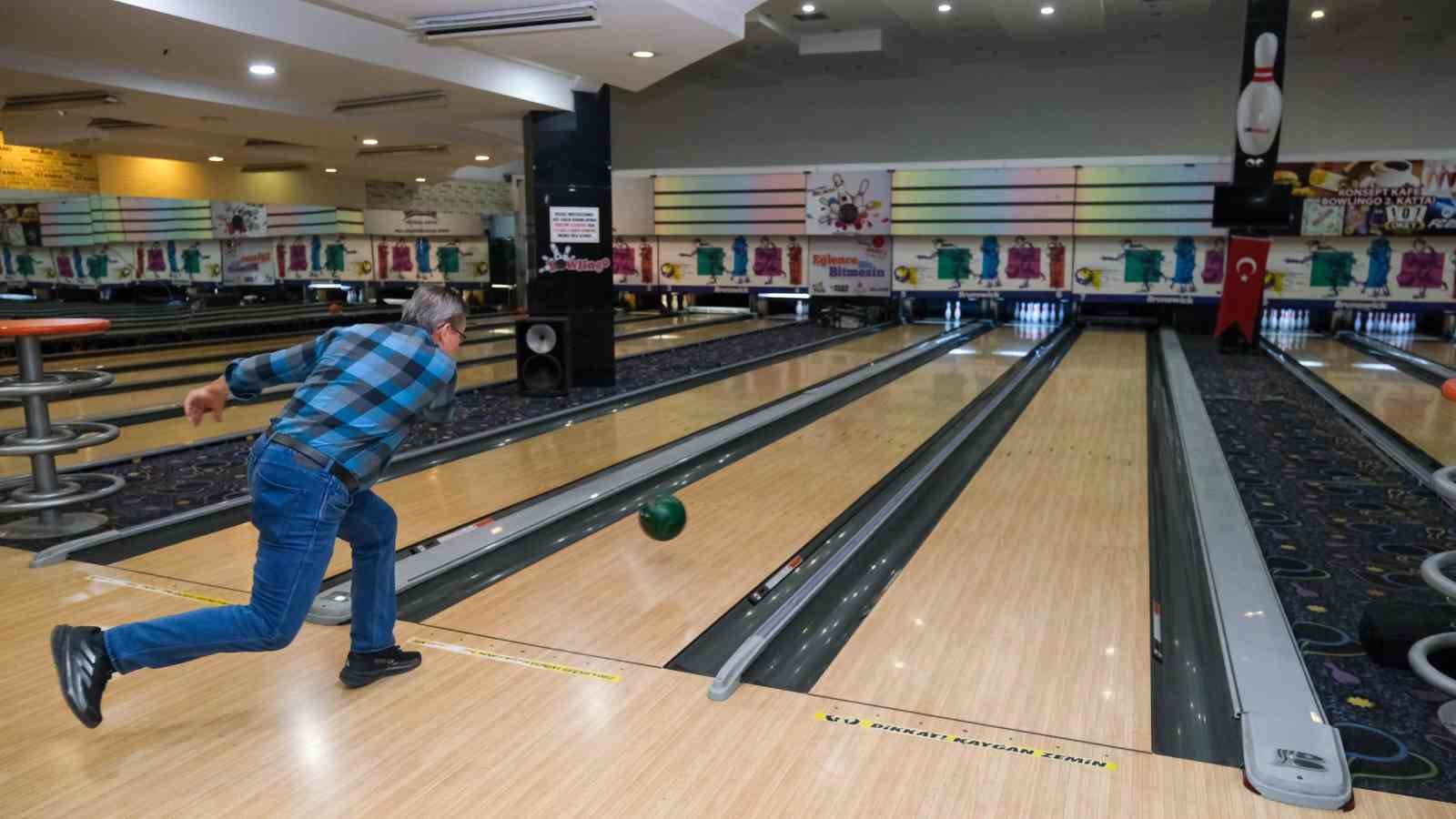 Kuşaklar bowling pistinde buluştu