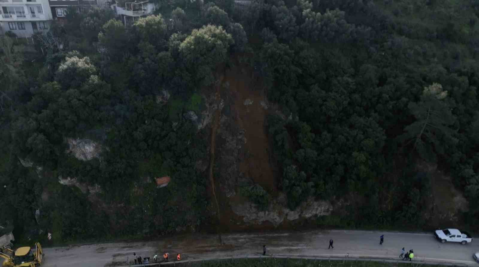 Bursa’da heyelan bölgesi temizlendi...Kayan bölge dron ile görüntülendi
