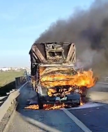 Tekirdağ’da kamyonet alev topuna döndü
