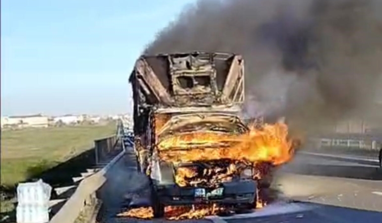 Tekirdağ’da kamyonet alev topuna döndü