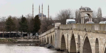 Tarihi Meriç Köprüsü atıklara teslim oldu