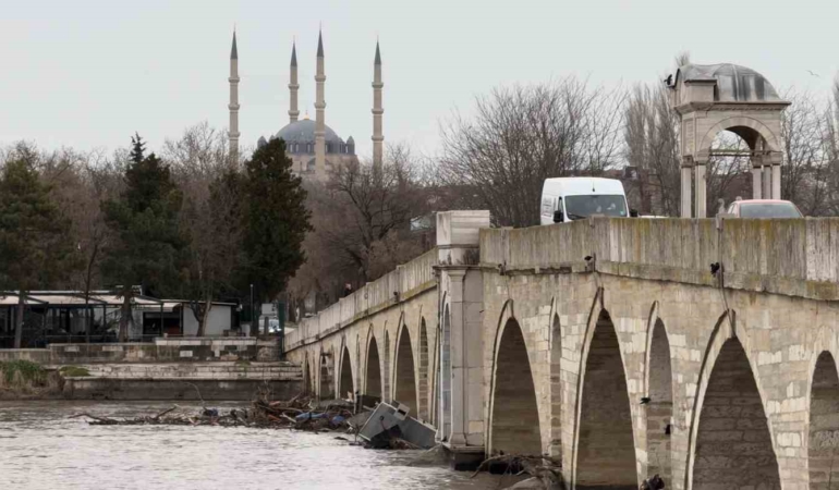 Tarihi Meriç Köprüsü atıklara teslim oldu
