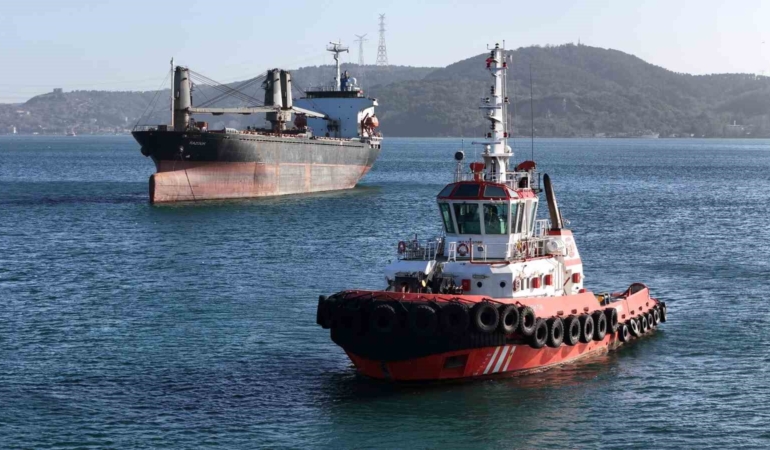 İstanbul Boğazı’nda sürüklenen gemi kurtarıldı