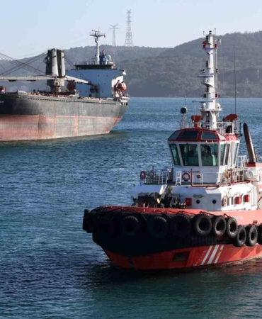 Sarıyer açıklarında kurtarıldıktan sonra İstanbul Boğazı’nda savrulan gemi kurtarıldı