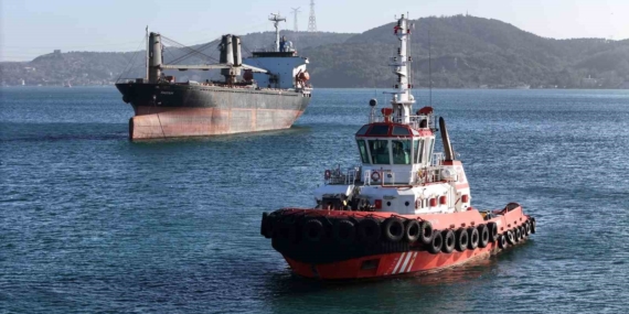 Sarıyer açıklarında kurtarıldıktan sonra İstanbul Boğazı’nda savrulan gemi kurtarıldı