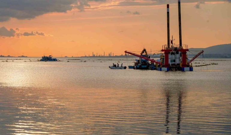 İzmit Körfezi’nden 1 milyon 750 bin metreküp dip çamuru temizlendi