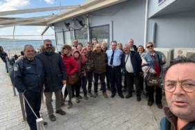 Türk turistlerden Yunanlı komisere çiçekli teşekkür