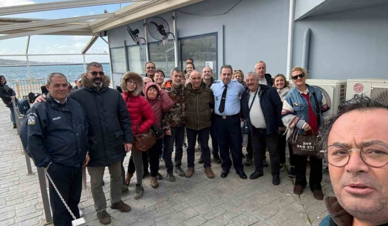 Türk turistlerden Yunanlı komisere çiçekli teşekkür