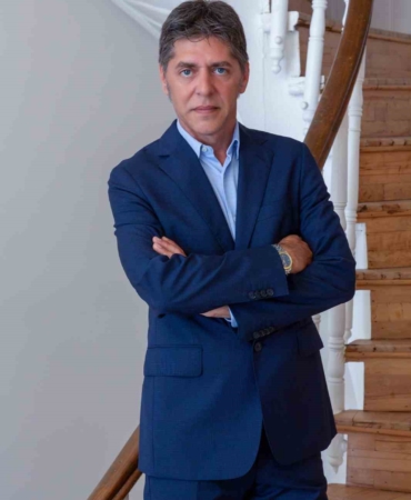 Eşini oyuncu Dolunay Soysert ile aldattığı iddia edilen Konda Araştırma Şirketi Yönetim Kurulu Başkanı’na 50 milyon lira tazminat talebi