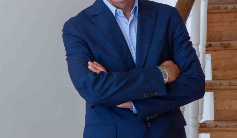 Eşini oyuncu Dolunay Soysert ile aldattığı iddia edilen Konda Araştırma Şirketi Yönetim Kurulu Başkanı’na 50 milyon lira tazminat talebi