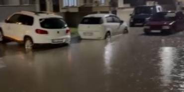 İnegöl’de sağanak hayatı felç etti: Bir sürücü, aracına sandalyeyle böyle bindi