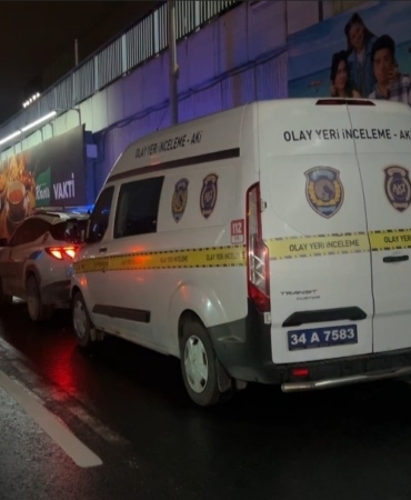 Küçükçekmece’de seyir halindeki motosiklet, temizlik aracının altına girdi: 2 ölü