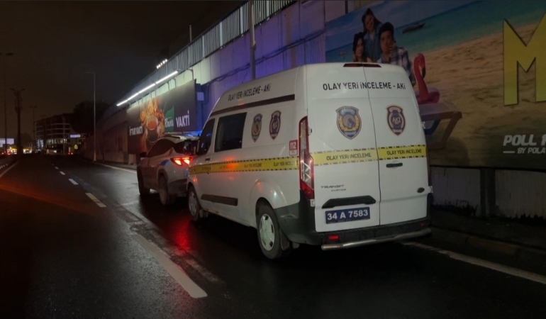 Küçükçekmece’de seyir halindeki motosiklet, temizlik aracının altına girdi: 2 ölü