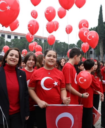 Karasu’da sokaklar kırmızı beyaza büründü