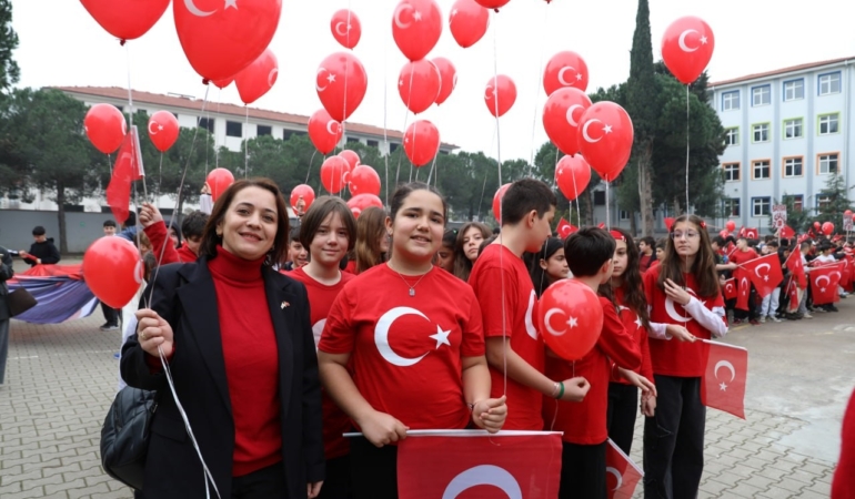 Karasu’da sokaklar kırmızı beyaza büründü