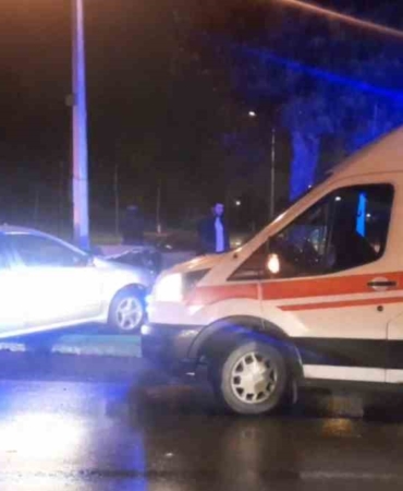 D-650 kara yolunda iki otomobil çarpıştı: 3 yaralı