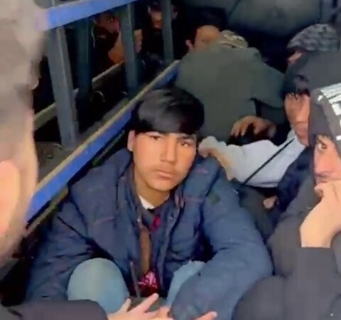 Durdurulan minibüste 20 düzensiz göçmen yakalandı: 2 tutuklama