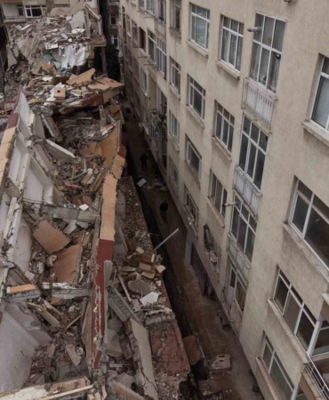 Küçükçekmece’de yıkımı yapılan binadan kopan beton parçaları yan binanın üzerine düştü