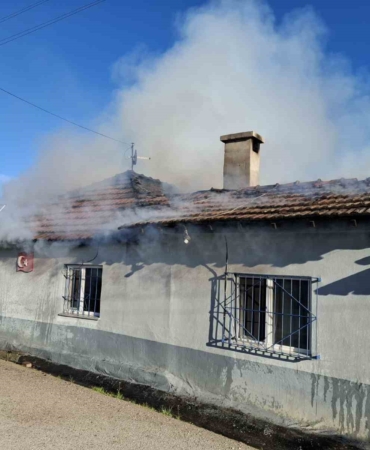 Bursa’da yaşlı çiftin evi alevlere teslim oldu