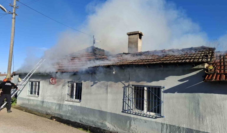 Bursa’da yaşlı çiftin evi alevlere teslim oldu