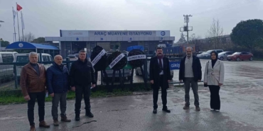 Balıkesir’de TÜVTÜRK önünde siyah çelenkli protesto