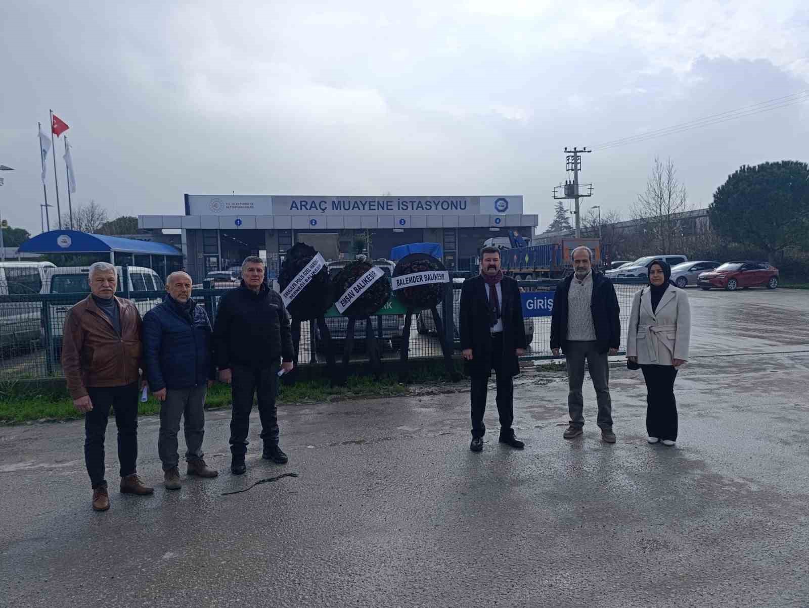 Balıkesir’de TÜVTÜRK önünde siyah çelenkli protesto