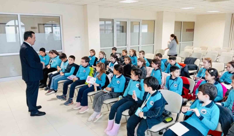 Burhaniye’de Kaymakam Atilla, küçük öğrencileri ağırladı