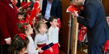 Gaziosmanpaşalı miniklerin gururlandıran bayrak sevgisi