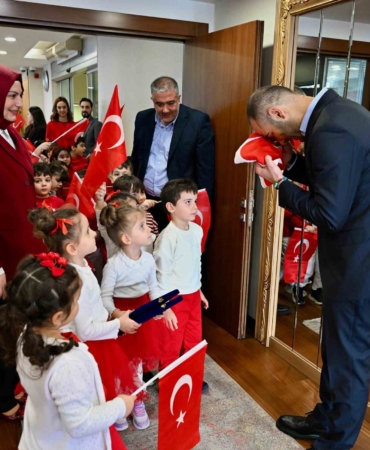 Gaziosmanpaşalı miniklerin gururlandıran bayrak sevgisi
