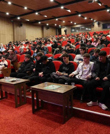 Bağcılar’da iş arayanlar ile iş verenler "Kariyer Buluşmaları"nda bir araya geldi